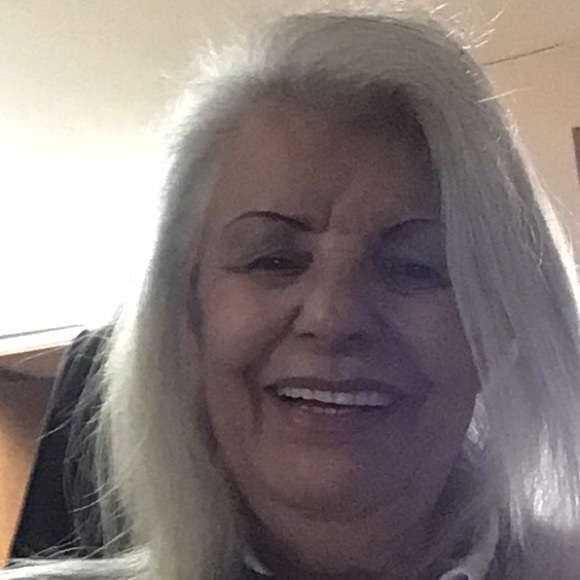 Meet your Posher, Dee - Picture 1 of 2